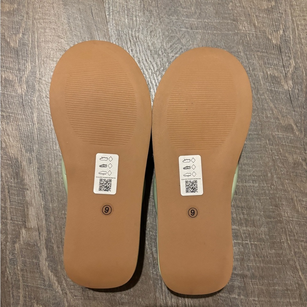 NWOT Women's Sage Green Platform Flip Flop Sandals - Picture 4 of 6